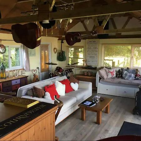 Angies Den - Quirky Cabin With Hot Tub & Views Llanasa المظهر الخارجي الصورة
