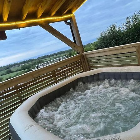 Angies Den - Quirky Cabin With Hot Tub & Views Llanasa المظهر الخارجي الصورة