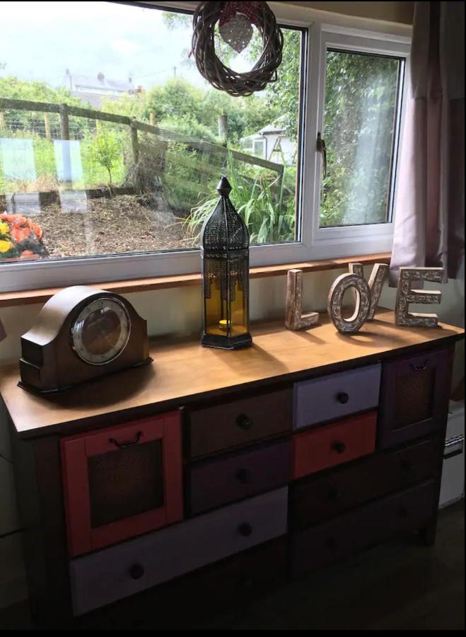 Angies Den - Quirky Cabin With Hot Tub & Views Llanasa المظهر الخارجي الصورة