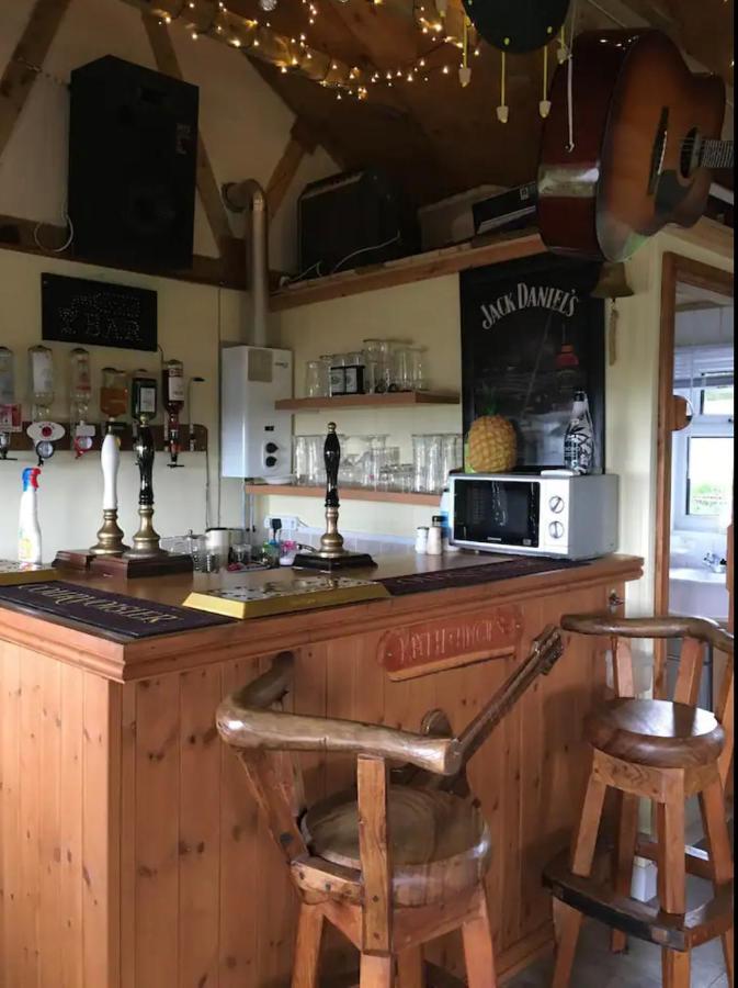 Angies Den - Quirky Cabin With Hot Tub & Views Llanasa المظهر الخارجي الصورة