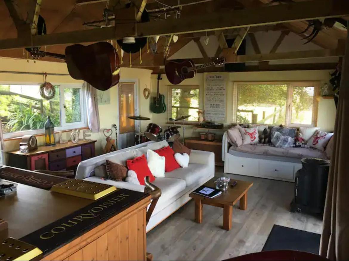 Angies Den - Quirky Cabin With Hot Tub & Views Llanasa المظهر الخارجي الصورة