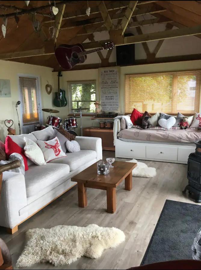 Angies Den - Quirky Cabin With Hot Tub & Views Llanasa المظهر الخارجي الصورة