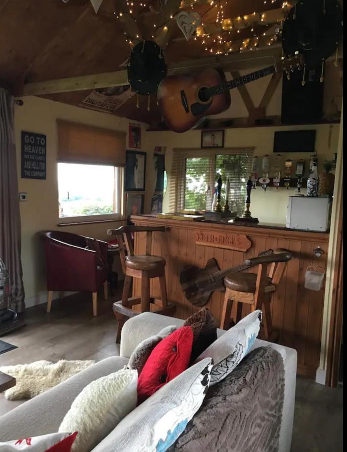 Angies Den - Quirky Cabin With Hot Tub & Views Llanasa المظهر الخارجي الصورة