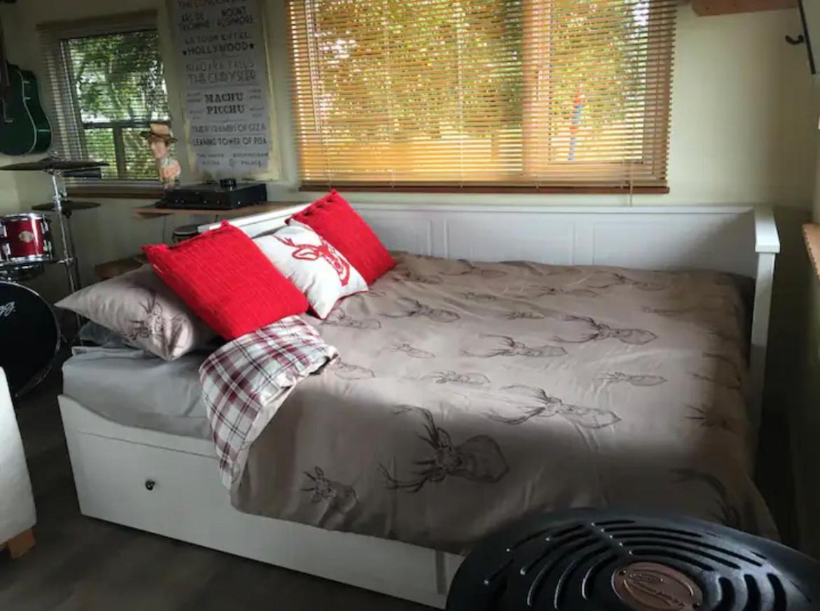 Angies Den - Quirky Cabin With Hot Tub & Views Llanasa المظهر الخارجي الصورة