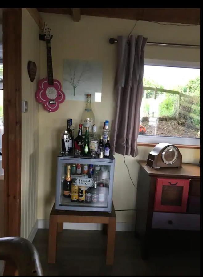 Angies Den - Quirky Cabin With Hot Tub & Views Llanasa المظهر الخارجي الصورة