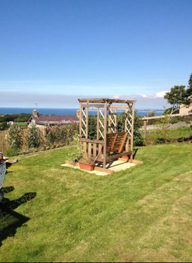 Angies Den - Quirky Cabin With Hot Tub & Views Llanasa المظهر الخارجي الصورة