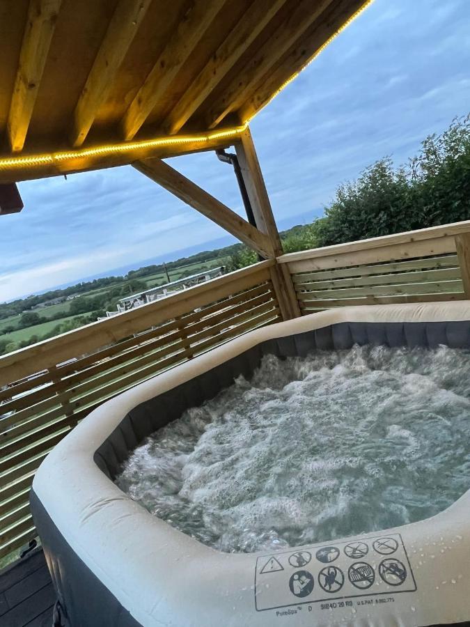 Angies Den - Quirky Cabin With Hot Tub & Views Llanasa المظهر الخارجي الصورة