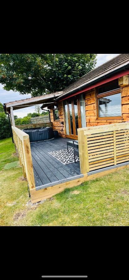 Angies Den - Quirky Cabin With Hot Tub & Views Llanasa المظهر الخارجي الصورة