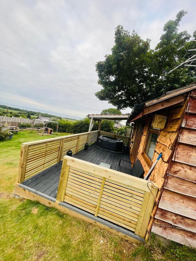 Angies Den - Quirky Cabin With Hot Tub & Views Llanasa المظهر الخارجي الصورة